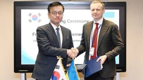 Украина нашла еще одного благотворителя — RT World News