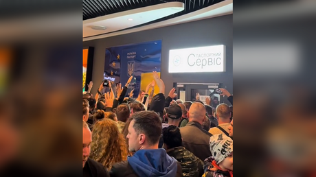 Украинские мужчины протестуют против нового законопроекта Зеленского в Польше (ВИДЕО) — RT World News