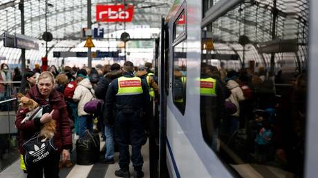 Германия планирует ограничить приток украинских беженцев – Welt — RT World News