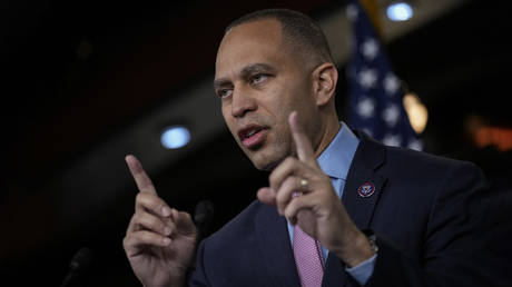 Лидер демократов предупреждает, что американские войска могут вступить в конфликт на Украине — RT World News