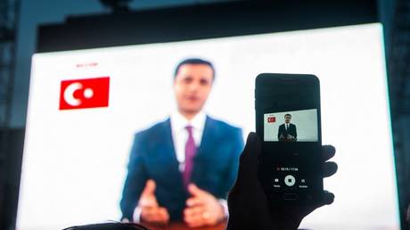 Лидер оппозиции приговорен к 42 годам тюрьмы в Турции — RT World News