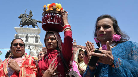 Транс-кандидат на выборах в Индии получил охранный ордер — RT India