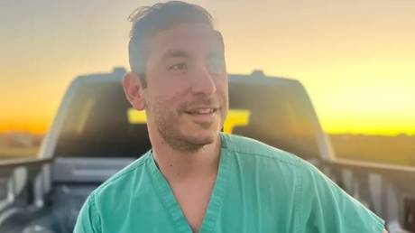 Американскому врачу предъявлено обвинение после того, как он сообщил о трансгендерных процедурах у детей — RT World News