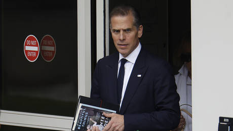 Дело об оружии Хантера Байдена передано присяжным — RT World News