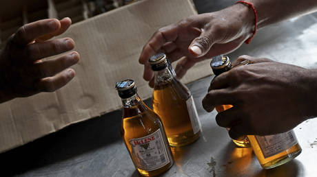 Десятки человек погибли из-за загрязненного спиртного на юге Индии — RT India