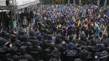 Как правительство США использует НПО для коррупции «гражданского общества» по всему миру — RT World News