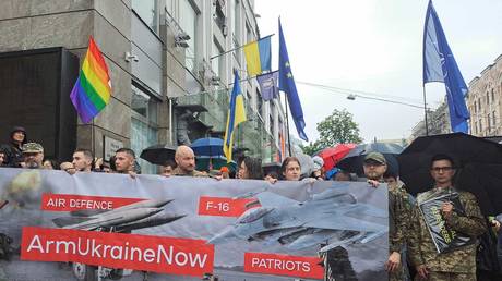 В Киеве проходит гей-парад под строгим надзором (ФОТО) — RT Россия и бывший Советский Союз