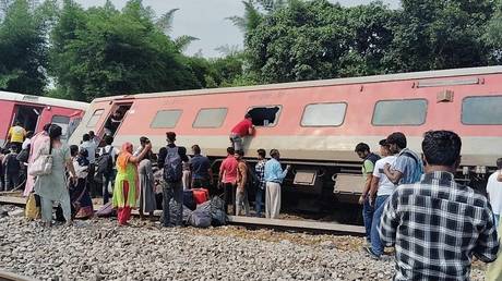 Four killed and dozens injured as 12 train coaches derailed in India — RT India