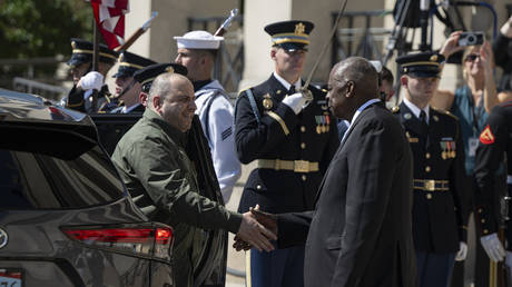 США обещают Украине еще 2,3 миллиарда долларов оружия — RT World News