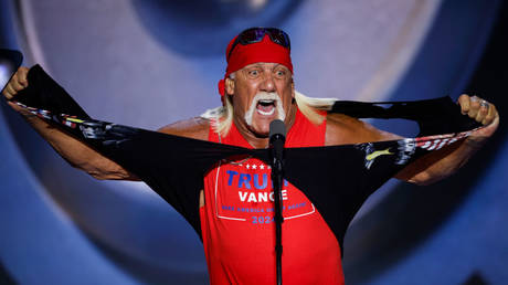 WATCH Hulk Hogan rip off shirt for ‘hero’ Trump — RT Entertainment