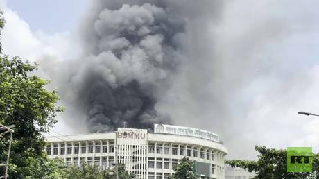 Bangladesh PM resigns and flees country as protesters storm palace (VIDEO) — RT World News