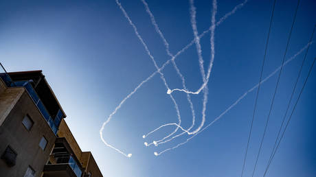 Хезболла выпускает сотни ракет по Израилю