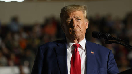 Трамп угрожает Цукербергу пожизненным заключением - Politico