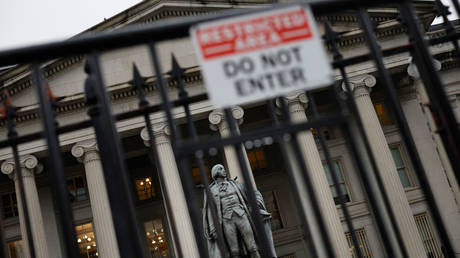 US threatens to sanction countries that host Russian banks — RT World News