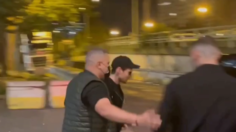 Смотрите, как Дуров выходит из французского суда