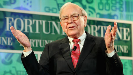 Warren Buffet unloads Apple shares — RT Business News