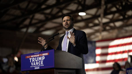 Musk запрещает журналисту публиковать "взломанное" досье J.D. Vance