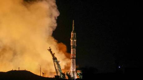 Союз" доставил новый экипаж на космическую станцию (ВИДЕО)