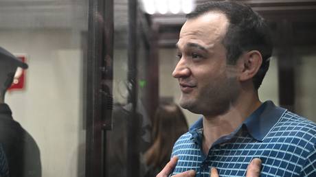 Полицейский посажен в тюрьму за получение "самой крупной взятки в истории России"