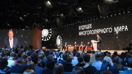 Санкции вынесли смертный приговор доллару США - Лавров