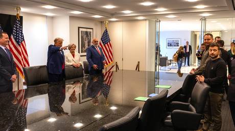 Зеленский должен уйти, и Трамп может это сделать - украинский депутат