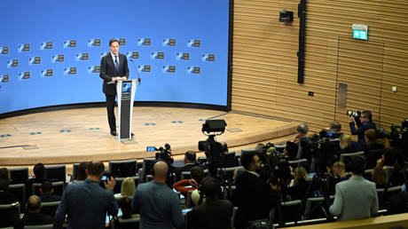 НАТО обсуждает возможность прекращения огня на Украине - Bloomberg