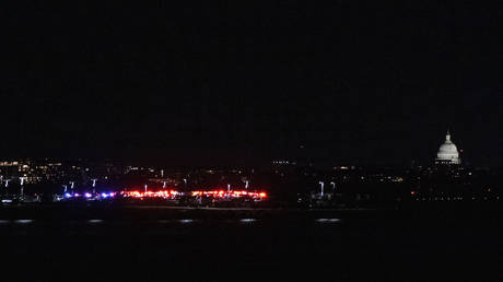 Национальный аэропорт имени Рональда Рейгана приостановил работу после "чрезвычайного происшествия с самолетом".