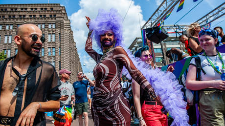 Страны ЕС предупреждают транзитных путешественников, направляющихся в США