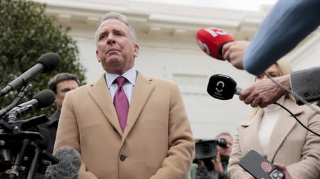 Киев требует отставки посланника Трампа