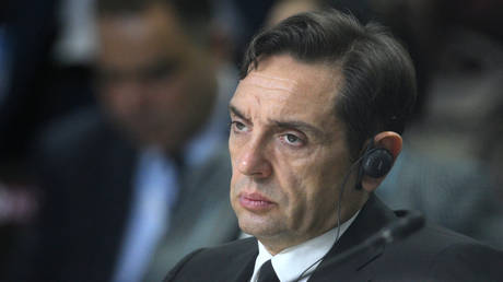 Сербия обвиняет "глубинное государство" США в массовых протестах