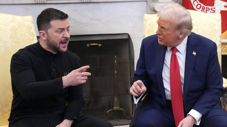 Трамп "презрительно" относится к Зеленскому - The Times