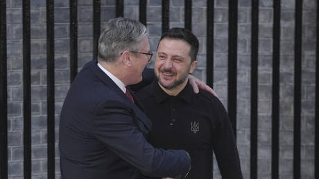 Стармер из Великобритании обнимает Зеленского после фиаско Трампа