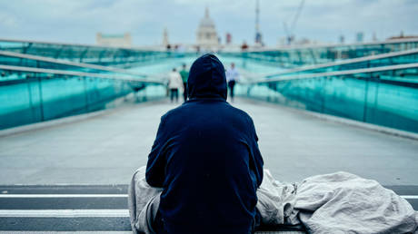 Украинцы боятся потерять дома и работу в Великобритании - опрос