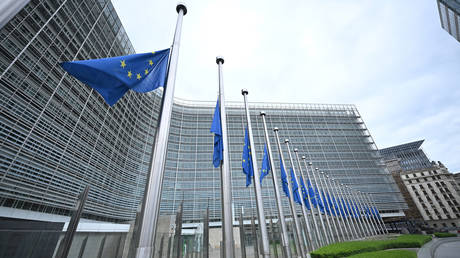 Еврокомиссия предупредила Вучича: визит в Москву 9 мая осложнит путь Сербии в ЕС