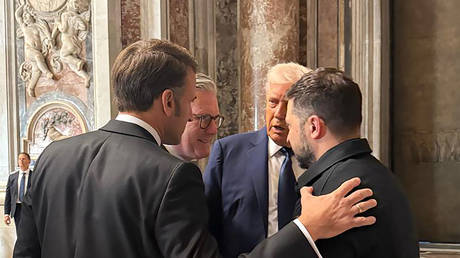 Неловкий момент в Ватикане: Трамп оттеснил Макрона для разговора с Зеленским