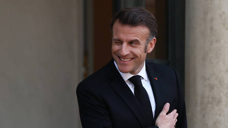 Аромат власти: как Макрон использует парфюм как инструмент президентского имиджа