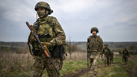 Частичное перемирие: Киев продолжает атаки, несмотря на пасхальное прекращение огня