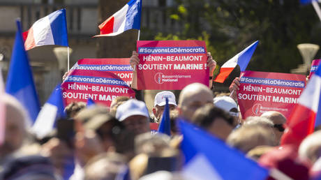 Ле Пен клянется продолжить борьбу: тысячи сторонников вышли в Париже после её обвинительного приговора