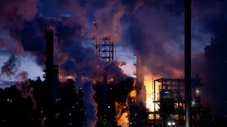 Шок от тарифов Трампа опускает нефть до четырехлетнего минимума