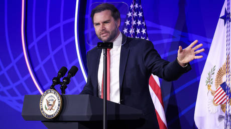 Зеленский обвиняет США в работе на Москву: как ответили Трамп и Лавров