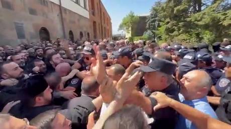 Полиция Армении штурмует резиденцию Апостольской церкви: задержаны архиепископ и бизнесмен