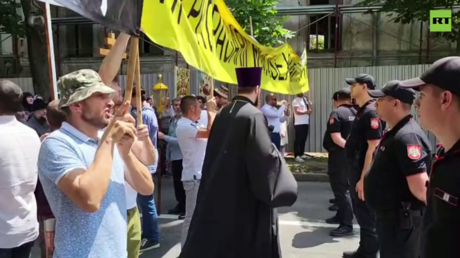 Скандал в Кишиневе: Полиция разогнала православный крестный ход, но пропустила несанкционированный ЛГБТ-марш