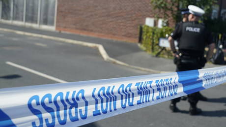 Учитель обвинен в убийстве и сексуальном насилии над 13-месячным ребенком: шокирующее дело в Британии