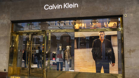 Calvin Klein возвращается в Россию: зачем бренд восстанавливает товарные знаки?