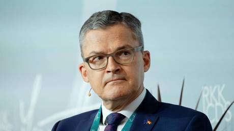 Германия должна выслать всех российских дипломатов - высокопоставленный депутат