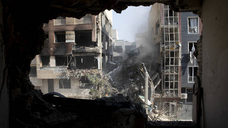 Эскалация на Ближнем Востоке: Израильский удар по жилому дому в Тегеране унес жизни 60 человек, включая детей