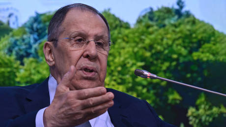 Лавров поддержал многополярный мир и возрождение формата Россия-Индия-Китай