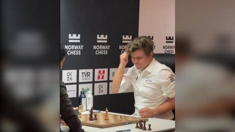 Гукеш Доммараджу впервые обыграл Карлсена в классике и встряхнул Norway Chess 2025