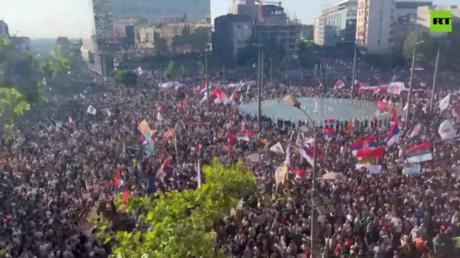 Президент Сербии Вучич пообещал "защитить страну" и предупредил протестующих о недопустимости насилия