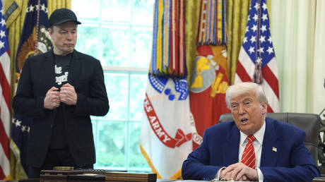 Маск согласен с тем, что "Трампу следует объявить импичмент".